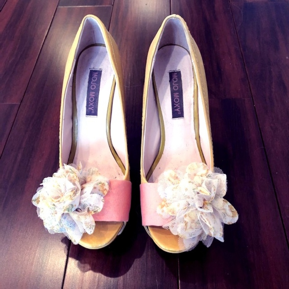 Mojo Moxy Platform Pumps with Flower